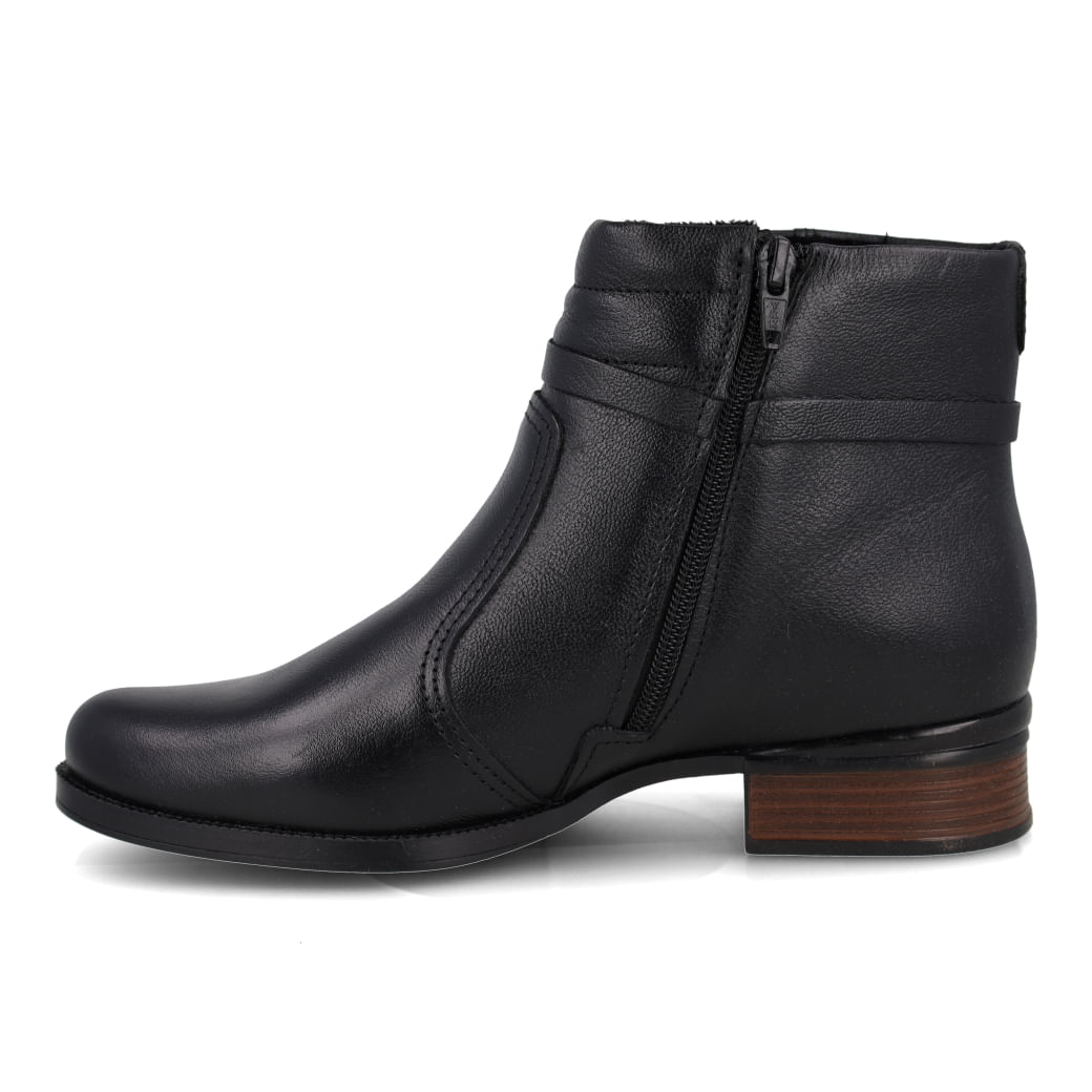 Vista lateral da bota casual feminina em couro preto com cano curto